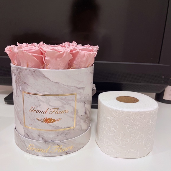 Preserved Pink Roses in Grey Hatbox - Picture 7 of 7